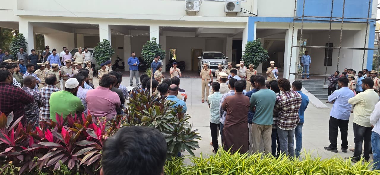 చట్టవిరుద్ధ పనులకు పాల్పడితే పీడీ యాక్ట్ తప్పదని హెచ్చరిక